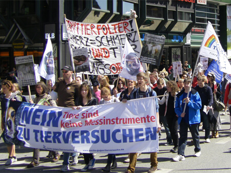 1.000 Menschen demonstrierten gegen Tierversuche - Großdemo in Hamburg 2011