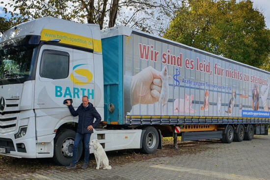 LKW mit Botschaft gegen Tierversuche