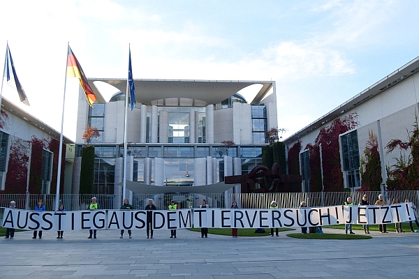 Aktion gegen Tierversuche vor dem Bundeskanzleramt