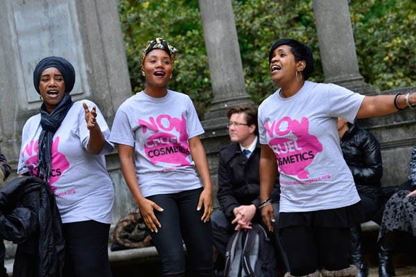 Flashmob gegen Kosmetik-Tierversuche in Brüssel