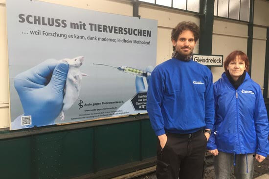 Plakataktion gegen Tierversuche in Berlin