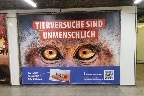 Plakate gegen Tierversuche in Frankfurt