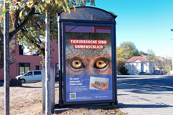 PLakate gegen Tierversuche in Marburg