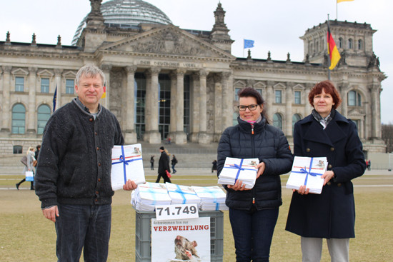 Unterschriftenübergabe gegen Tierversuche mit Schweregrad "schwer"